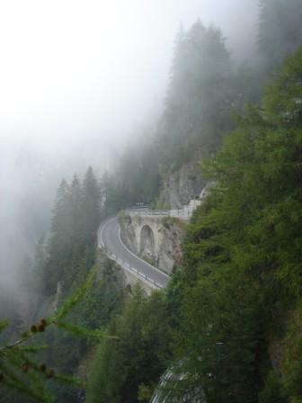 Scherpe afdaling aan Italiaanse kant van de Alpen van de Spl�genpas naar Chiavenna
